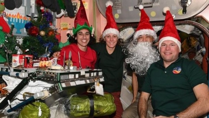 FOTO: Štedrý večer vo vesmíre. Aj astronauti na misii oslávili Vianoce ako sa patrí