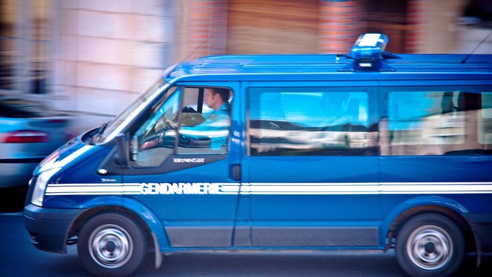 Na snímke policajné auto vo Francúzsku.