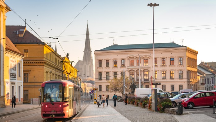 Tragédia v Olomouci. Seniorke sa zasekla noha v električke, tá sa pohla. Žena na mieste zomrela