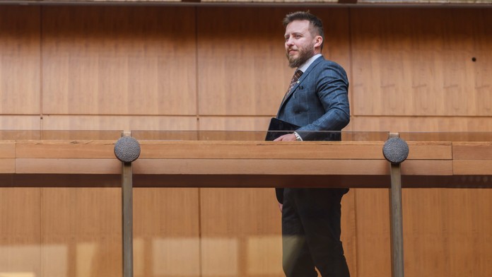 Na snímke poslanec NRSR Peter Kotlár (SNS) prichádza na rokovanie vlády.