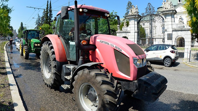 Nespokojní farmári dorazili na traktoroch pred úrad vlády.