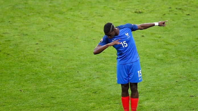 Paul Pogba sa ukláňa po strelení gólu vo štvrťfinále ME vo futbale Francúzsko - Island.