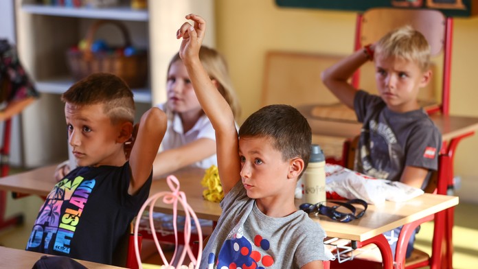 Na snímke žiaci II. A triedy počas prvého školského dňa v školskom roku 2024/2025 na Základnej škole v Rajci.