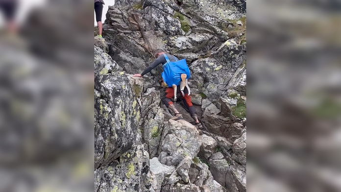 VIDEO: Mimoriadne hlúpy nápad. Turista sa štveral na tatranský štít so psom v taške z IKEA