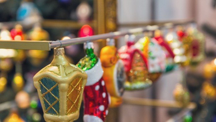 Jakob Chychrun z Arizony sa teší z gólu.