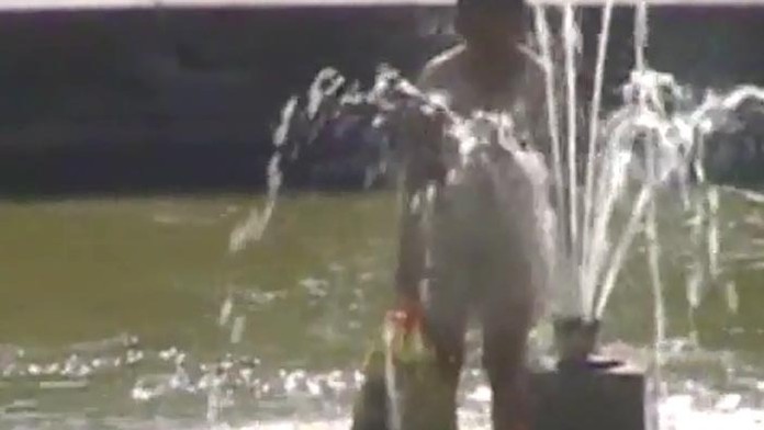 Cudzinka sa kúpala nahá vo fontáne.