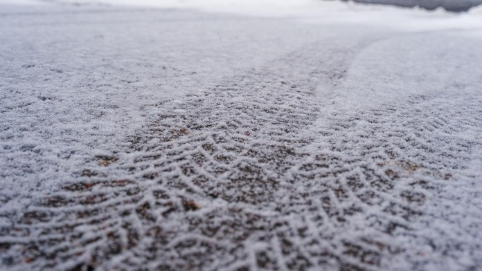 Návrat zimného počasia komplikuje dopravu. Správa ciest varuje pred silným snežením v Žilinskom kraji