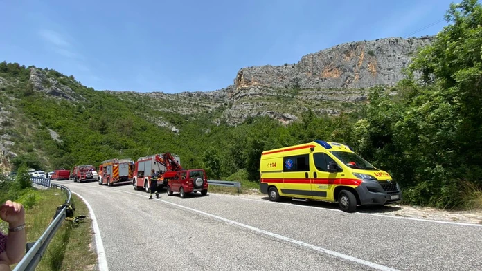 Pri chorvátskom Šibeniku sa zrútil vrtuľník maďarskej armády, hlásia najmenej dve obete