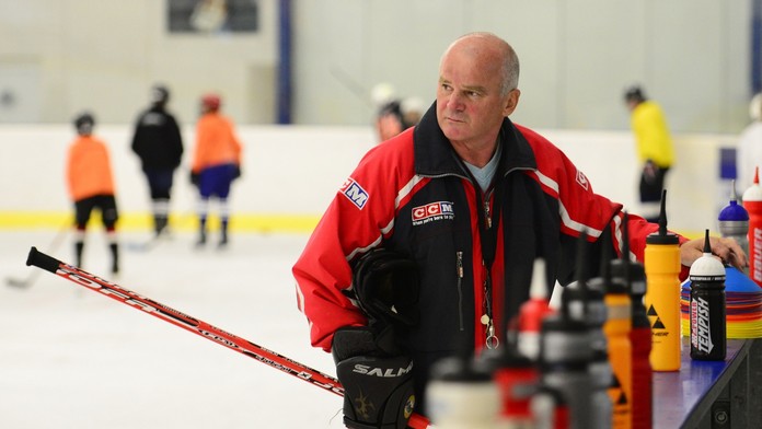 Igor Liba na štadióne v Čani, ktorý je domovom jeho hokejovej akadémie.