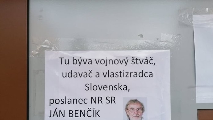 Búchali mu na dvere a označovali ho za vlastizradcu.