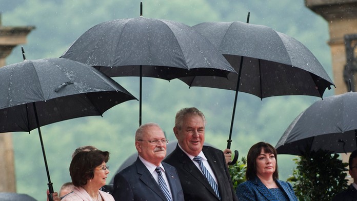 Prezidenti Miloš Zeman s manželkou Ivanou a Ivan Gašparovič s manželkou Silviou