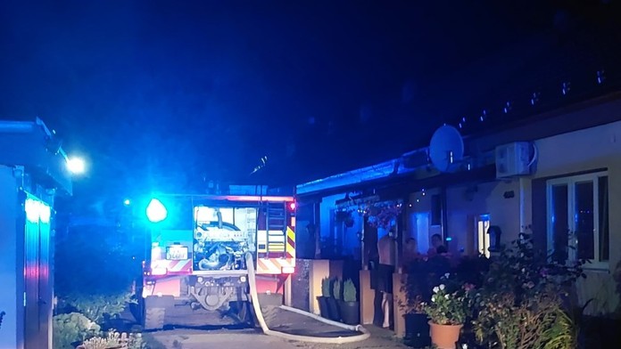 Hasiči v dome vo Veľkom Grobe, ktorý zachvátil požiar a vyžiadal si jednu obeť.