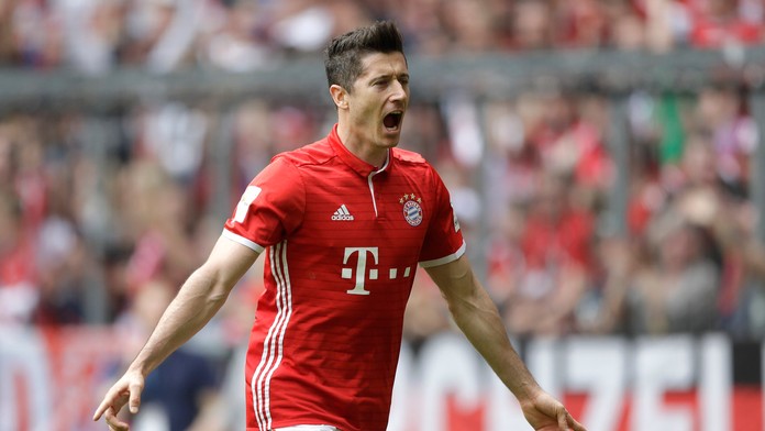 Gólová radosť Roberta Lewandowskeho v zápase s Augsburgom.