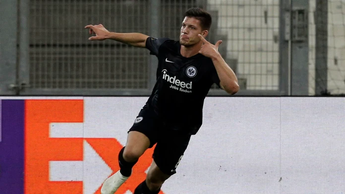 Útočník Frankfurtu Luka Jovič oslavuje svoj gól na pôde Marseille v stretnutí EL.