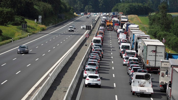 Na danom úseku diaľnice sa tvoria veľké kolóny. 
