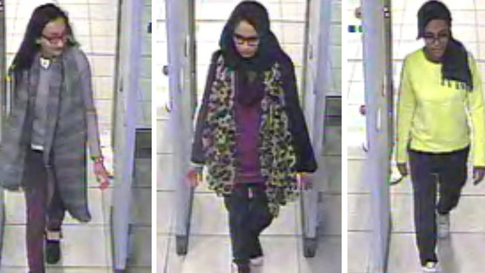 Britské školáčky, zľava Kadiza Sultana (16), Shamima Begum (15), Amira Abase (15) prechádzajú cez kontrolu na londýnskom letisku