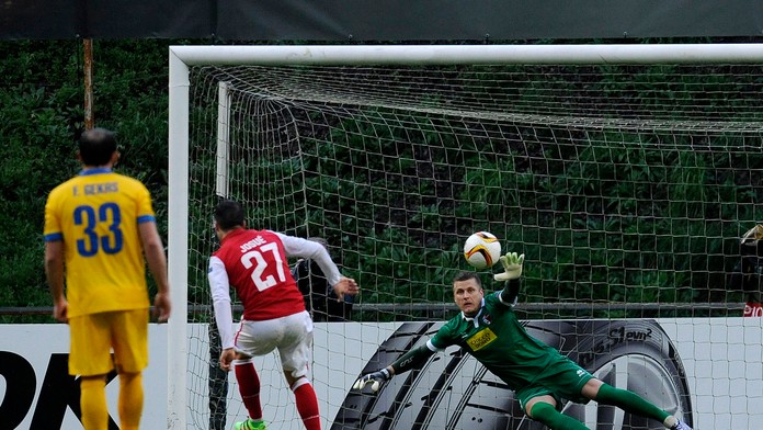 Brankár Sionu Andris Vanins (vpravo) dostáva gól z penalty z kopačky Josua z Bragy (v strede).