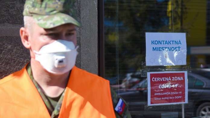 Zdravotná sestra s röntgenovou snímkou.