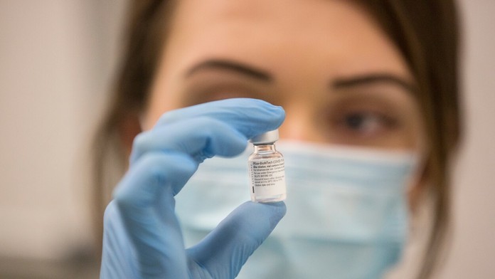 Devon Murray stojac za Danielom Radcliffom (alias Harrym Potterom) vo filme Harry Potter a Ohnivá čaša