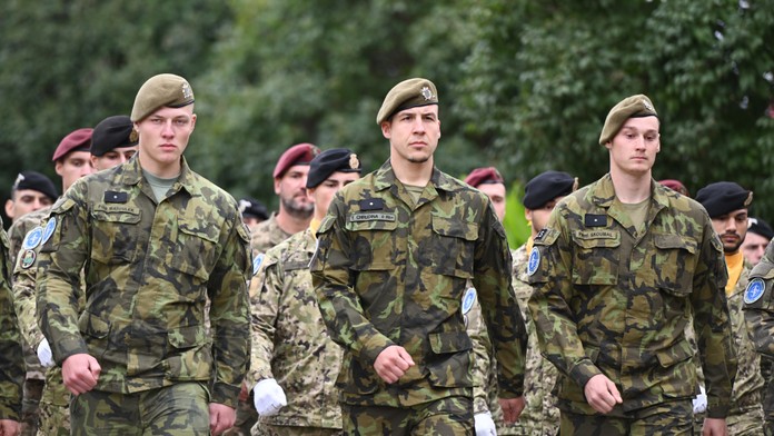 Snímka zo slávnostného vojenského nástupu v rámci podujatia Deň ozbrojených síl SR v Brezovej pod Bradlom.