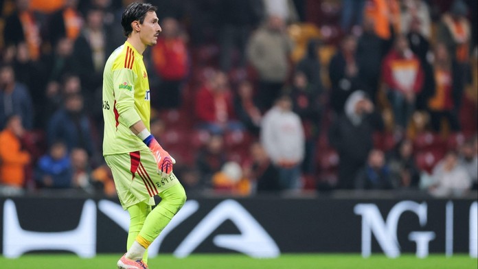 VIDEO: Nevídaný moment v Turecku. Brankár skóroval z obrovskej diaľky a priblížil svoj tím k záchrane