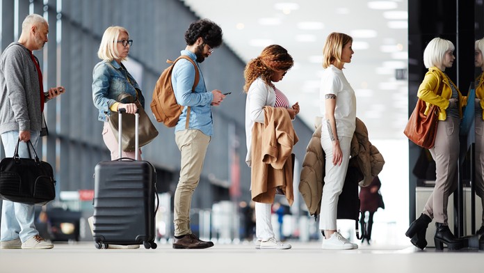 Nedostatok personálu aj štrajky. Európske letiská sú preťažené, na odbavenie sa čaká v dlhých radoch