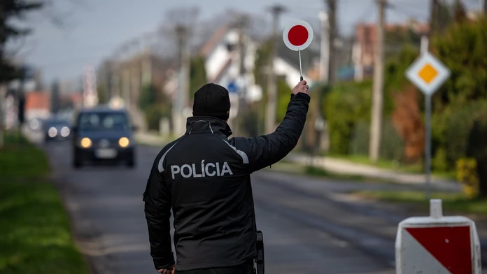 Tínedžeri ukradli naštartované auto s dieťaťom vnútri