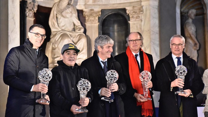Noví členovia Siene slávy talianskeho futbalu zľava Giuseppe Bergomi, Diego Maradona, Paolo Rossi, Paulo Roberto Falcao a Claudi
