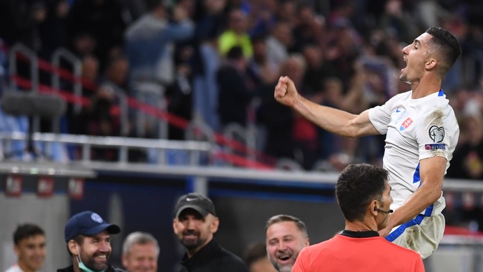 Slovenský obranca Martin Koscelník oslavuje gól v kvalifikácii MS 2022 proti Cypru.