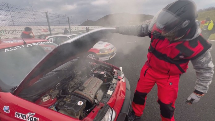 Ako prví Slováci dokončili unikátne preteky. Na aute za pár stoviek úplne zničili pneumatiky