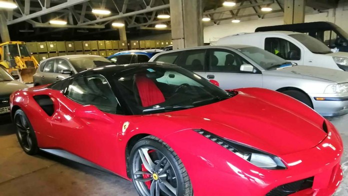 Zadržané luxusné auto políciou počas medzinárodnej akcie.