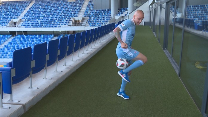 Vladko Weiss predvádza triky počas mediálneho dňa Fortuna ligy.