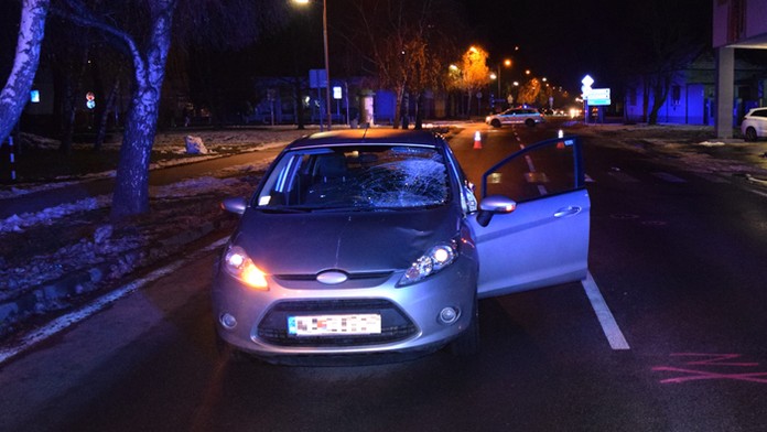 Auto po nehode viezlo na kapote zrazenú ženu ešte 15 metrov.