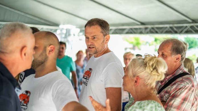 VIDEO: Žiadna facka na Matovičovom líci nepristála, tvrdí Šudík. Agresívni seniori naňho pľuli a drgali doňho
