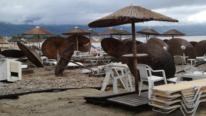 Zničené pláže na gréckych Chalkidikách.