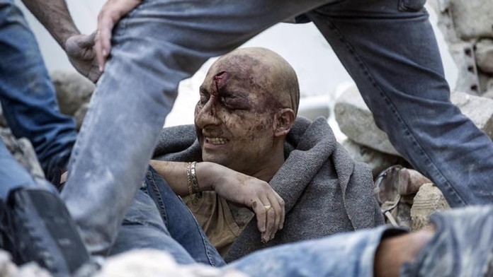 Jeden z obyvateľov mesta Amatrice, ktorému sa podarilo dostať zo sutín.