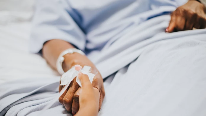 Vedci bijú na poplach. Smrtiaca baktéria môže požierať implantáty, infúzie či stehy pacientov