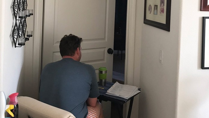 Muž sedel pred dverami manželkinej izby niekoľko dní. Dôvod vás rozplače