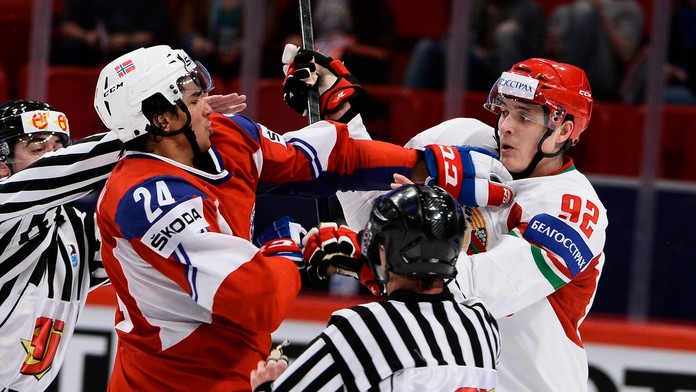 Nórsky hráč Andreas Martinsen (vľavo) sa bije s Bielorusom Romanom Graborenkom (MS 2013)