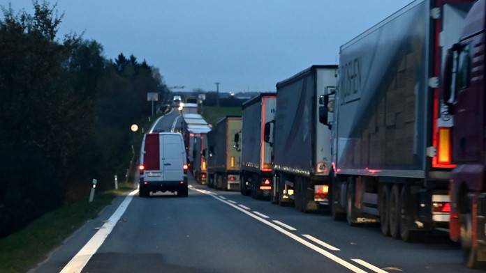 Ukrajina skúša obísť blokádu na poľskej hranici. Kamióny nakladajú do vlakov