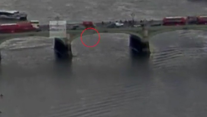 Desivé zábery: Ženu pred útočníkom z Londýna zachránil pád z mosta