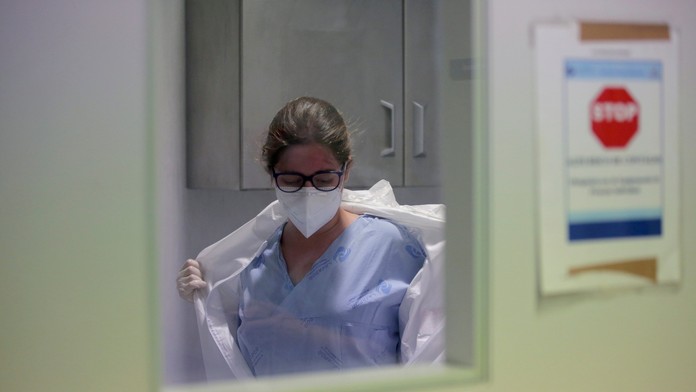 Čakajúci ľudia na odber v Zlatých Moravciach.