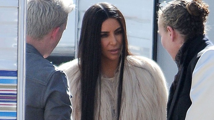 Kim Kardashian na nakrúcaní filmu. Má alebo nemá nohavičky?