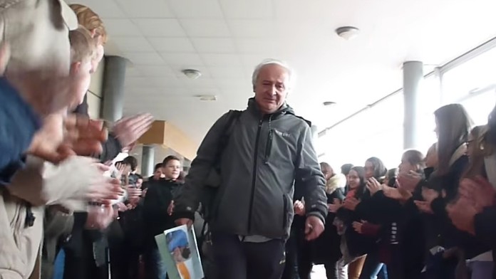 Učil dlhých 38 rokov. O dojímavú rozlúčku sa postaralo 700 školákov