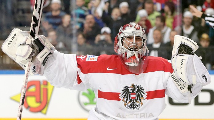 Rakúsky brankár Bernhard Starkbaum oslavuje viťazstvo nad Švajčiarskom.