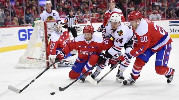 Na snímke uprostred slovenský krídelník Chicaga Richard Pánik medzi hráčmi Capitals.