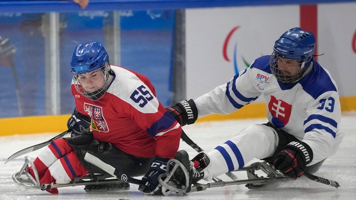Po hokejistoch prepisovali v Pekingu históriu aj parahokejisti. Česi nám najskôr pomáhali, teraz sme už boli súperi