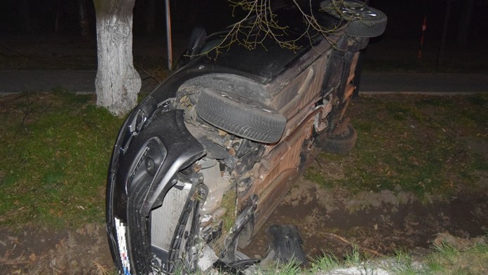 Prevrátené auto po nehode opitého vodiča.