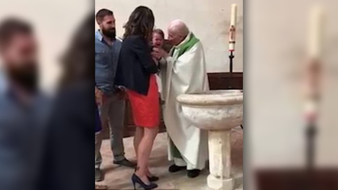 Kňaz dal chlapcovi na krste facku