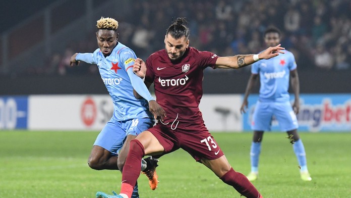 EKL: Vyše dvadsať minút nadstaveného času. Zápas Slavie Prahy v Rumunsku prerušil kolaps fanúšika